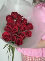 Монобукет из эквадорской красной розы Фридом (15шт.) — изображение 3