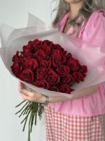 Монобукет из эквадорской красной розы Фридом (25шт.) — изображение 2