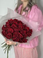 Монобукет из эквадорской красной розы Фридом (25шт.) — изображение 3