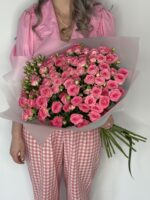 Монобукет из кустовой ярко розовой розы 15 шт
