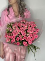 Монобукет из кустовой ярко розовой розы 15 шт — изображение 3