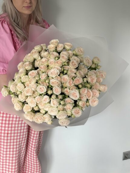 Монобукет из кустовой кремовой розы 25 шт