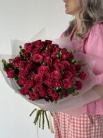 Монобукет кустовых малиновых роз — изображение 3