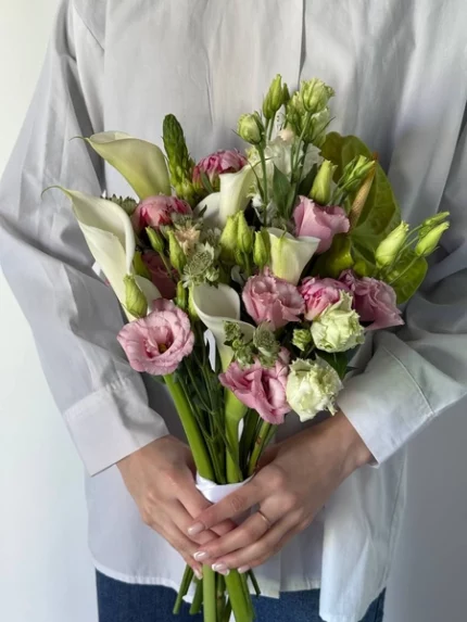 Букет невесты с сочным антуриумом