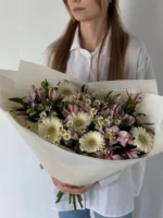 Букет сливочные герберы с стойкой альстромерией
