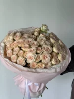 Монобукет из кустовых кремовых роз