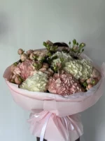 Дуо букет из воздушной гортензии и нежной кустовой розы