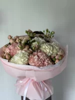 Дуо букет из воздушной гортензии и нежной кустовой розы — изображение 3