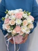 Романтический букет цветов в вазе, нежные бело-розовые оттенки, свежие цветы, букет для праздника.