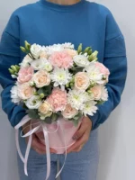 Элегантный букет из розовые, белых и гвоздик для подарка или праздника.