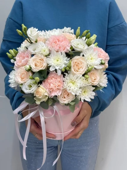Букет из белых и нежно-розовых цветов, красивое цветочное украшение для особых случаев.