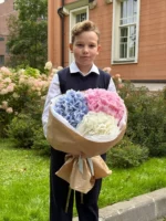 Букет из гортензий, мальчик в школьной форме на улице, цветы для праздника.