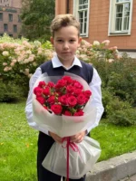 Ребенок с букетом роз, цветы для поздравлений, осень на улице, школьная форма, праздник, цветочные подарки.