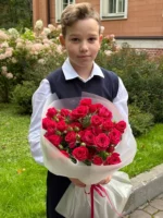 Мальчик с букетом роз в саду, праздник, цветы, школьник, детство, атмосфера счастья, растения, природа, красота, школьная жизнь, праздник, поздравление.