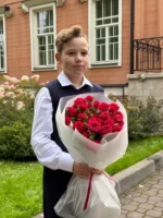 Букет розовых роз, подарок для школьника на праздник, на улице возле дома.