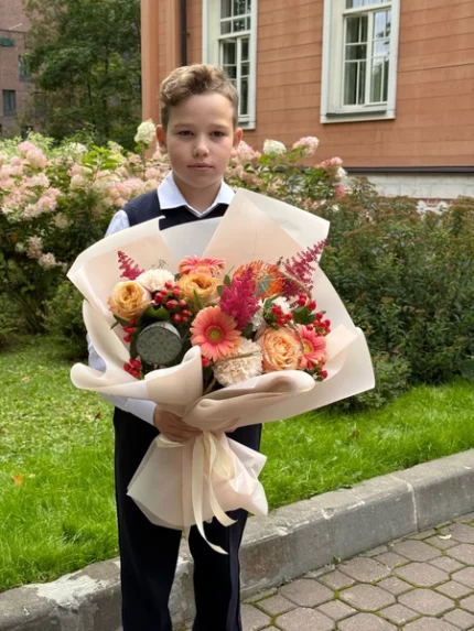 Яблоневый сад с цветущими деревьями и деревянным домом на заднем плане.