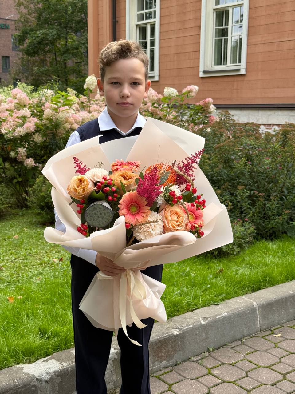 5292054537022077192 - Татьяна Косова красивый букет цветов для мальчика, цветочная композиция для праздничных мероприятий.