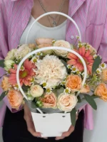 Яблоки в белом корзине с цветами и зеленой листвой, весенний букет, женский образ, нежные пастельные оттенки.