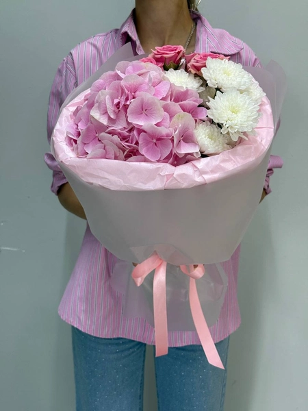 Розовая гортензия и белые цветы в букете, подарок на праздник.