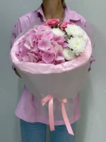 Розовые и белые цветы в большом букете, букет из гортензий и хризантем.