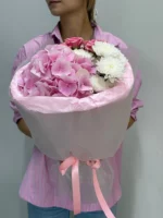 Розовые и белые цветы в букете, женский подарок, флористика.