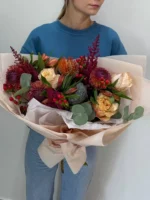 Букет с разноцветными цветами и зеленью, идеальный подарок или украшение интерьера.