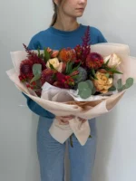 Букет из ярких цветов и зелени, идеально подходит для подарка или украшения интерьера.