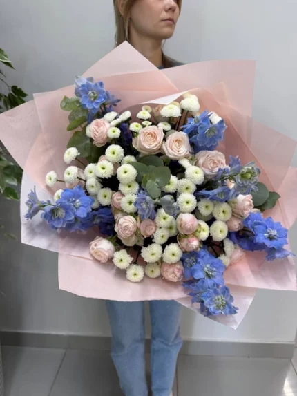 Розовый и голубой букет из роз и хризантем в подарочной упаковке.