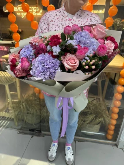 Букет из роз и гортензий, свежие цветы, подарок на праздник.