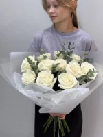 Белая роза в букете на изображении, оформление цветов, подарок, цветы для особого случая.