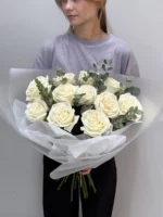 белые розы и зелень в букете, подарок, цветы для особого случая.