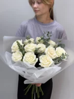 Белый букет роз и зелени, подаренный женщине, композиция с свежими цветами для особых случаев.