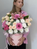 Букеты из роз, хризантем и гвоздик, доставка цветов, поздравительная композиция.