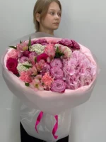 Букет из роз и гортензий в подарочной упаковке.