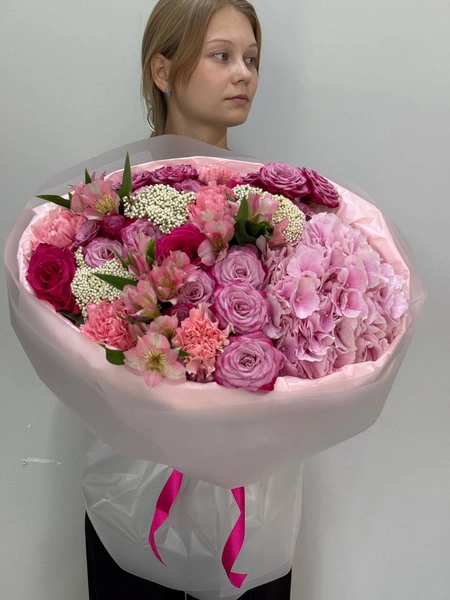 5292054537022077223 - Татьяна Косова Букет из роз и гортензий в подарочной упаковке.