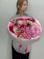 Розовая букет с пионами, розами и гиацинтами, женский букет цветов.