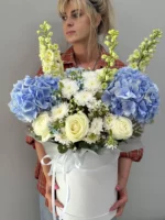 Свежий букет из гортензий и роз в белой коробке, оформление для особого случая.