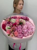 Романтика и цветы, крупный букет роз и гортензий, женский подарок.