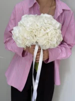 Романтичный букет из белых гортензий, идеальный для свадеб и особых случаев.