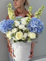 Букет из голубых и белых цветов в подарочной корзине, мода и цветы.