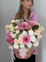 Элегантный букет из роз, гербер и хризантем для особых случаев.