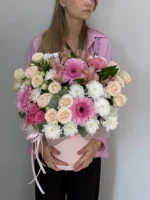 Роскошный букет цветов в нежных пастельных тонах, идеальный подарок для особого случая.