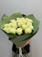 Белые розы в зелёной упаковке, букет для праздника или особого случая.