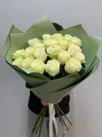 Розы в зелёной упаковке, букет свежих белых цветов, подарок или символ любви.