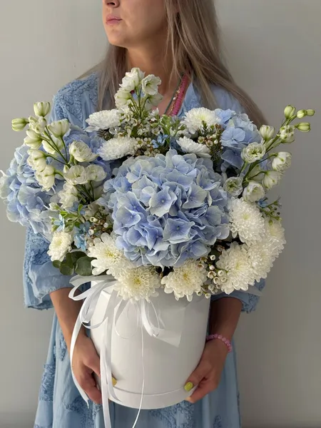 158_1 розы и гортензии в белой вазе, букет для особого случая, цветы для поздравления, композиция в светлых тонах.