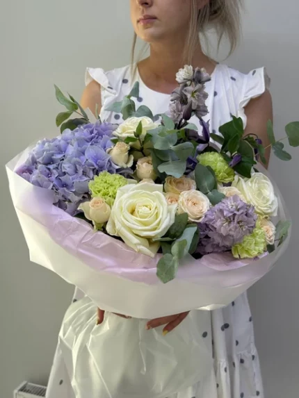 букет из белых и фиолетовых цветов, много зелени, нежный букет, женский портрет, цветы, свежие лепестки, праздничный букет, доставка цветов, флористика.