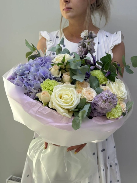 159_1 букет из белых и фиолетовых цветов, много зелени, нежный букет, женский портрет, цветы, свежие лепестки, праздничный букет, доставка цветов, флористика.