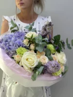 Красивый букет цветов из роз, гортензий и эвкалипта для подарка или украшения интерьера.