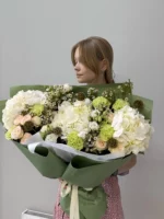 3. Девушка с большим букетом белых и зеленых цветов. Цветочный подарок для особого случая.