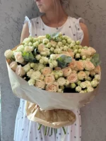 Обои с цветами, девушка держит букет белых и бежевых роз, романтическое настроение.